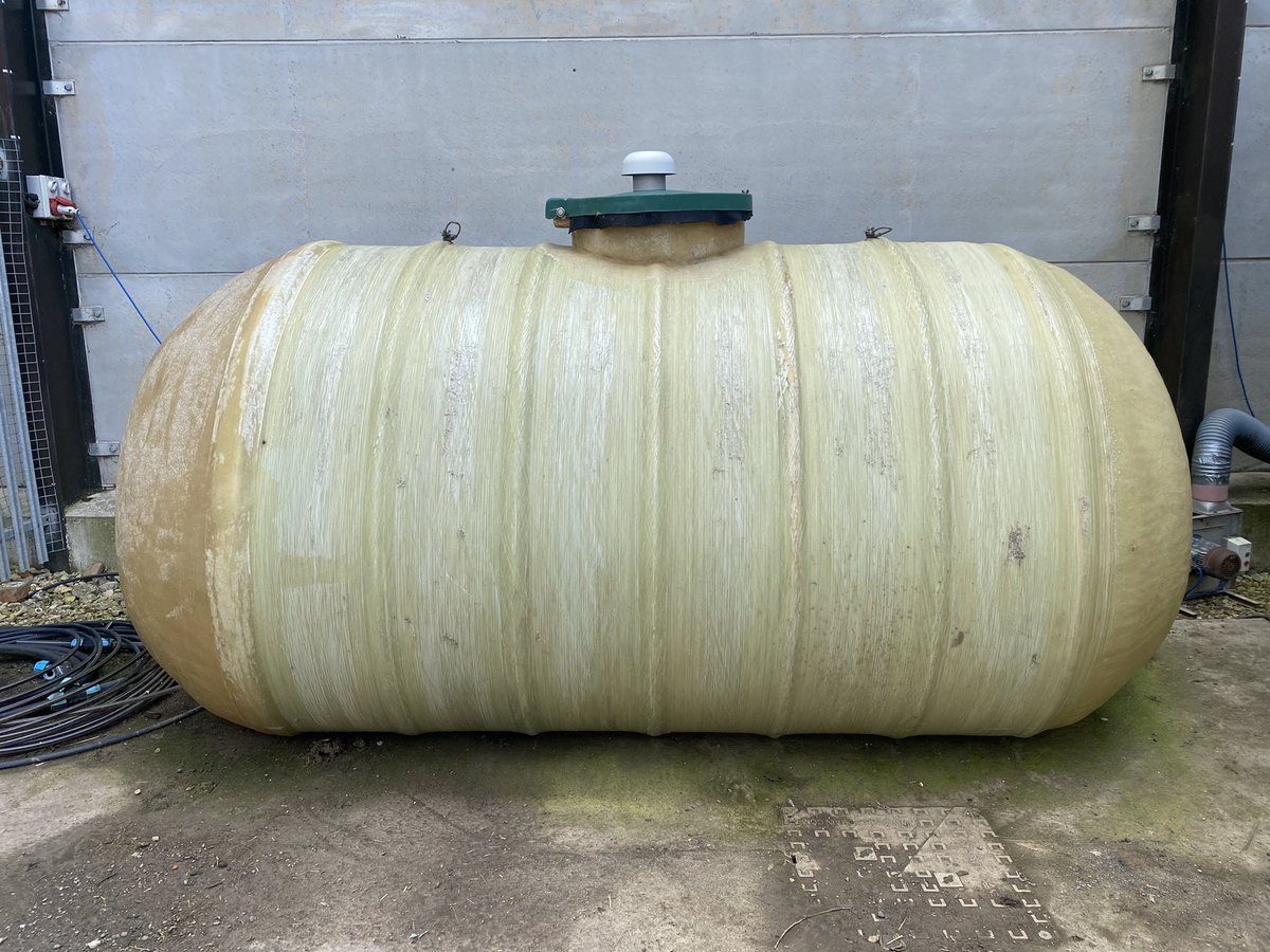 flawborough_fms's tweet photo. FOR SALE - 8000l glass fibre tank, baffled, 3 inch outlet, lifting/ tie down loops, ideal to go on flat trailer or in a grain trailer. Little used. Please RT. https://t.co/rkjJKhQN8d