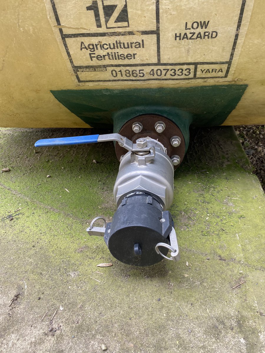 flawborough_fms's tweet photo. FOR SALE - 8000l glass fibre tank, baffled, 3 inch outlet, lifting/ tie down loops, ideal to go on flat trailer or in a grain trailer. Little used. Please RT. https://t.co/rkjJKhQN8d