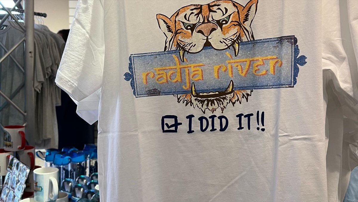 WalibiBand's tweet photo. [NL] Er zijn dit seizoen enkele nieuwe parksouvenirs te vinden in de shops. 

[FR] Il y a de nouveaux souvenirs du parc dans les magasins cette saison. 

#walibiband #live #souvenirs #walibibelgium https://t.co/kg9NuFTWP3