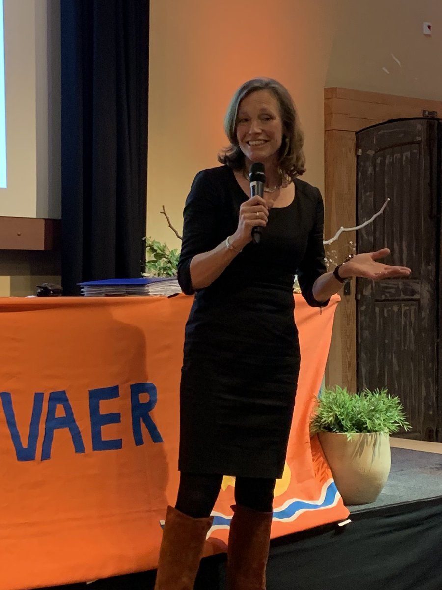 Nienke Bachus, verantwoordelijk voor beheer en onderhoud bij Rijkswaterstaat, geeft een presentatie over haar mooie taak, zoals zij zelf zegt bij, de vergadering van de afdeling NH van Koninklijke BLN-Schuttevaer!