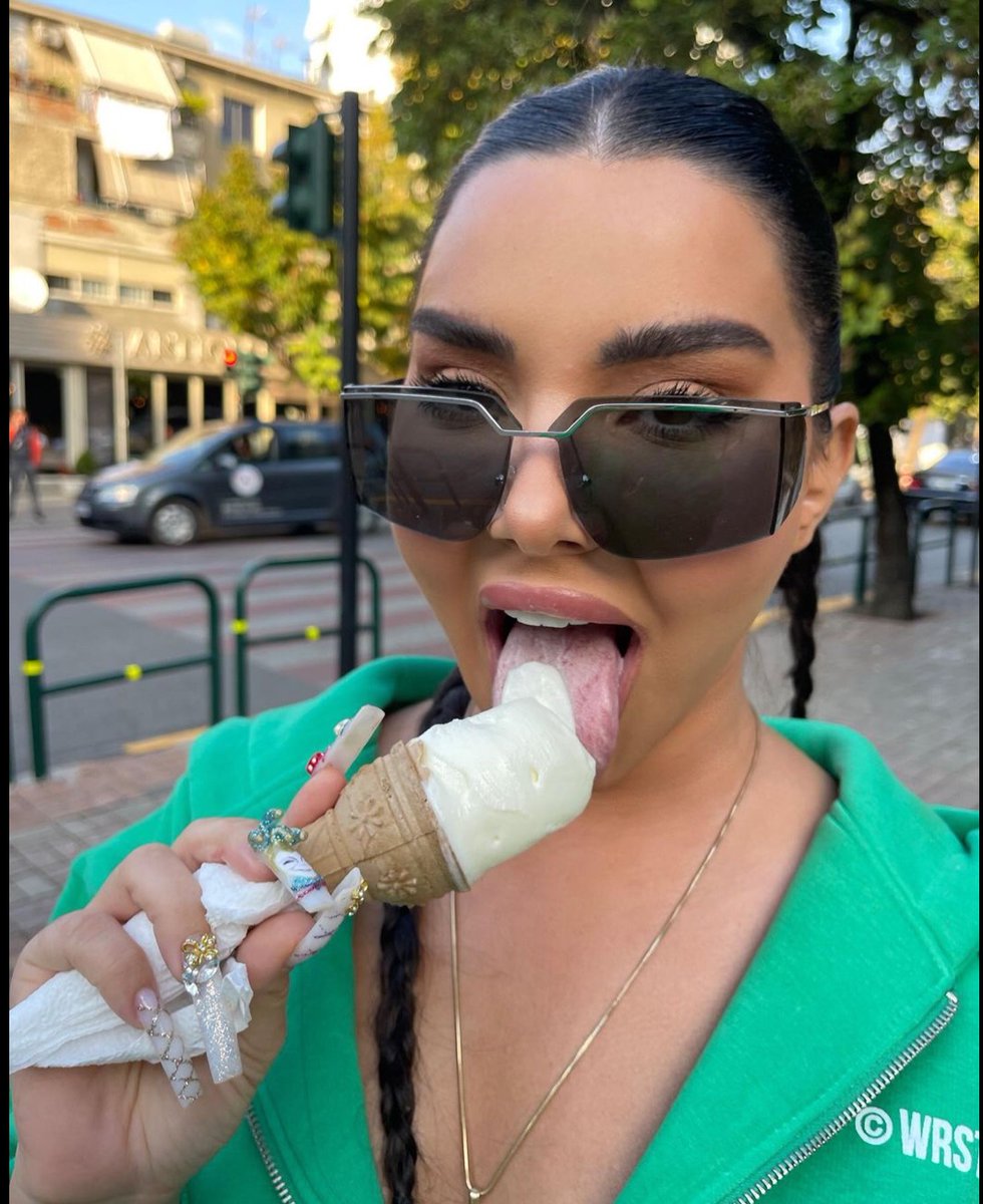 GersaCrystal's tweet photo. Ice cream chillin 🍨 #icecream @pojaniqueen #staying https://t.co/Kyyh9p3dn9