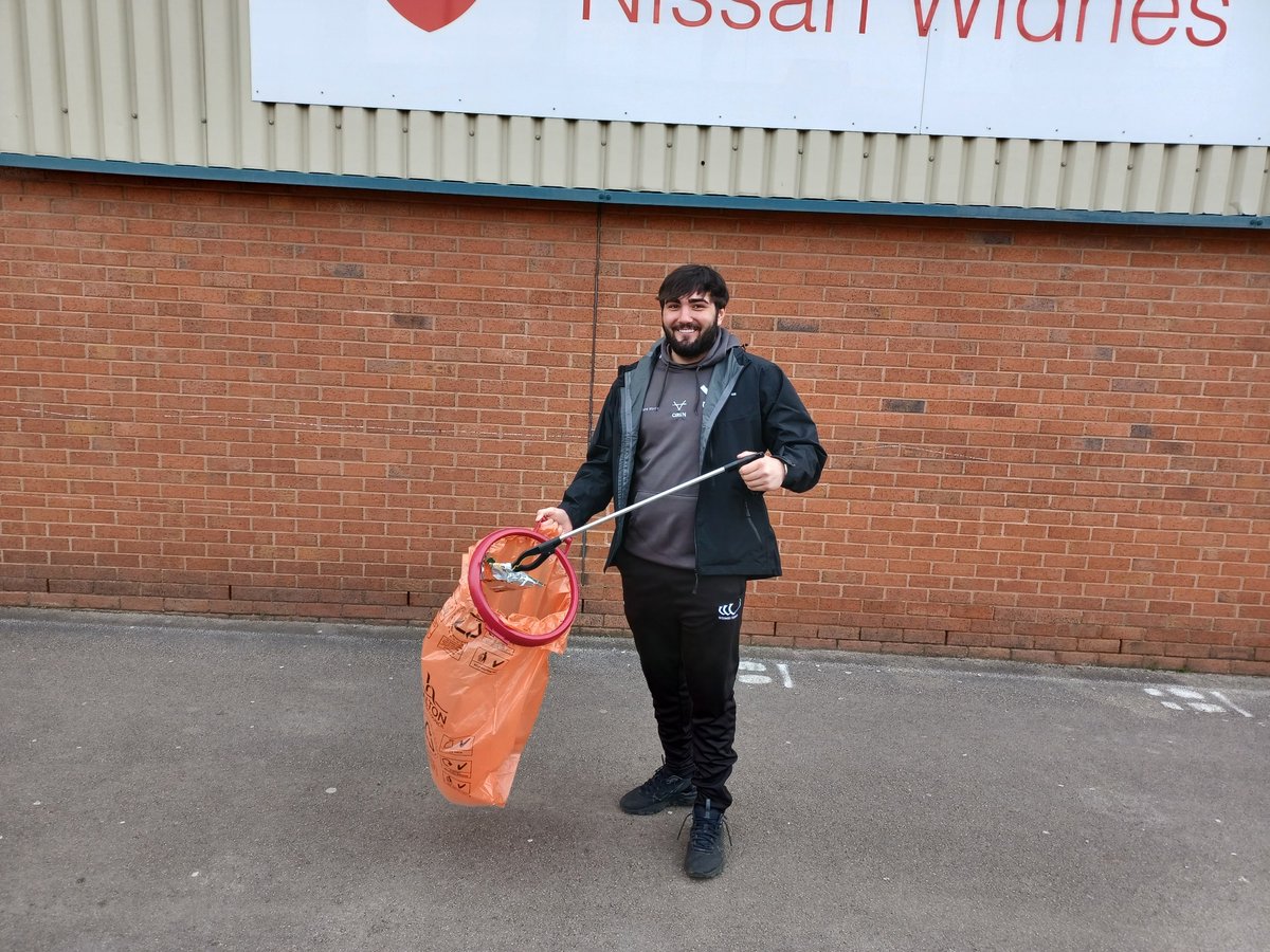 KingswayPol's tweet photo. Great work this morning with our community litter pick around the Kingsway estate!
Thank you to @HaltonHousing for donating the pickup tools to enable us to do this safely and thanks to Will from @WidnesRL Tony Spruce &amp; little superstar Josh for helping us tidy up your community! https://t.co/oSGzo6LGMY