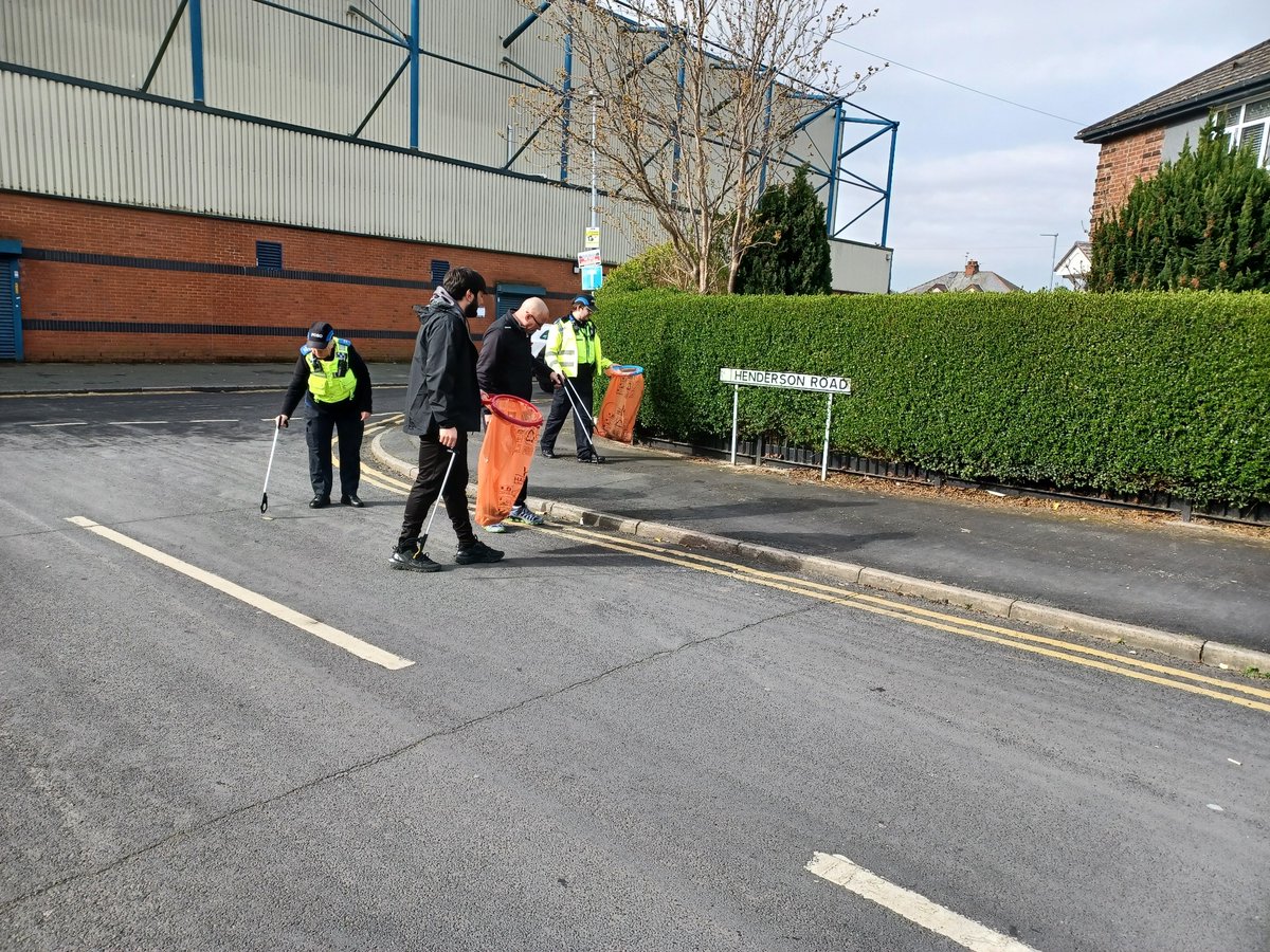 KingswayPol's tweet photo. Great work this morning with our community litter pick around the Kingsway estate!
Thank you to @HaltonHousing for donating the pickup tools to enable us to do this safely and thanks to Will from @WidnesRL Tony Spruce &amp; little superstar Josh for helping us tidy up your community! https://t.co/oSGzo6LGMY