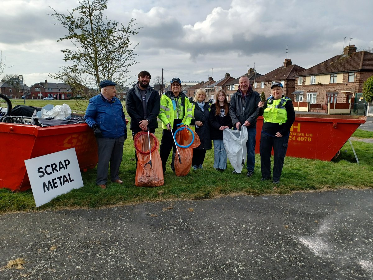 KingswayPol's tweet photo. Great work this morning with our community litter pick around the Kingsway estate!
Thank you to @HaltonHousing for donating the pickup tools to enable us to do this safely and thanks to Will from @WidnesRL Tony Spruce &amp; little superstar Josh for helping us tidy up your community! https://t.co/oSGzo6LGMY