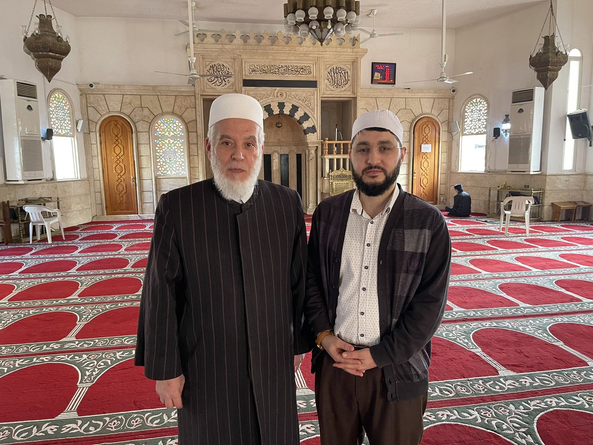 Ali el-Bikâî’ Hocam ile Trablusşam’da görüştük.Tevazusuna hayran kalmamak mümkün değil.
Asıl görevi Elektrk Mühendsi iken Allah Rasulü Aleyhisselam’ı rüyasında görüyor ve kendisine yeşil bir kılıç veriyor.Bu rüyayı Sünnet-i Seniyyeyi müdafaa etmesi gerektği şeklinde tevil ediyor.
