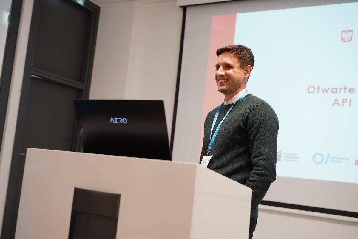 hackathongovpl's tweet photo. Kolejną skarbnicą wiedzy jest Maciej Wójtowicz - Kierownik projektu w MF, który opowiada o API do bazy TREZOR 3.0 #datathon @MF_GOV_PL  #hackathon @MF https://t.co/4hIBXX6WDM