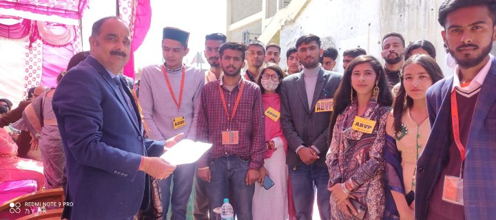abvp_theog's tweet photo. आज अखिल भारतीय विद्यार्थी परिषद ठियोग इकाई द्वारा महाविद्यालय की कुछ मांगों को लेकर उच्च शिक्षा निदेशक 
हिमाचल प्रदेश, डॉ अमरजीत के. भारद्वाज जी को ज्ञापन सौंपा गया।
#abvptheog https://t.co/HlC69abW2n
