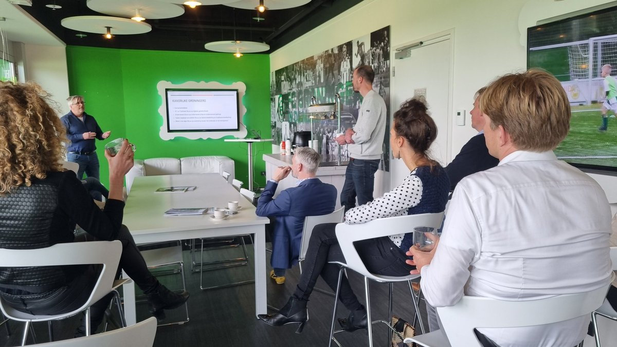 Danielle_Bkkrng's tweet photo. Na mooie bijeenkomst over de voortgang van @TToekomst in de box van #FCgindeMaatschsappij, nu de wedstrijd! En @fcgroningen staat voor met 1-0, dat maakt de koude wind meteen een stuk draaglijker 😎
#ComeonFC https://t.co/Q66xqtgv77