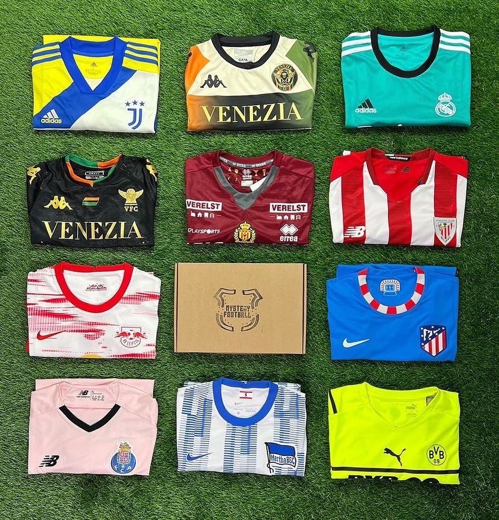 Mystery Football Kit Giveaway! 🚨

1️⃣ FOLLOW @MysteryFootba11
2️⃣ RT THIS TWEET!