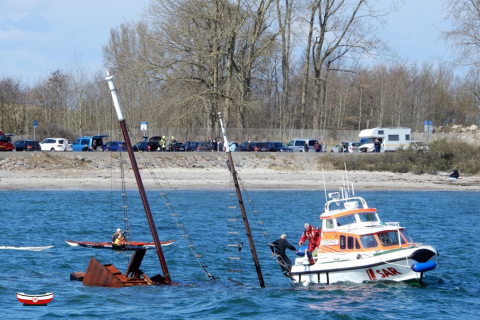 Seenotretter's tweet photo. 🚨 #Seenotretter-Einsatz in der #KielerFörde: Von einem sinkenden #Zweimaster rettet das #Tochterboot STEPPKE des #DGzRS-#Seenotrettungskreuzer|s BERLIN/Station #Laboe einen Mann und bringt ihn sicher an Land. Zum Einsatzbericht: ➡️ https://t.co/wcDbBgout6 https://t.co/kub5pCOB6o