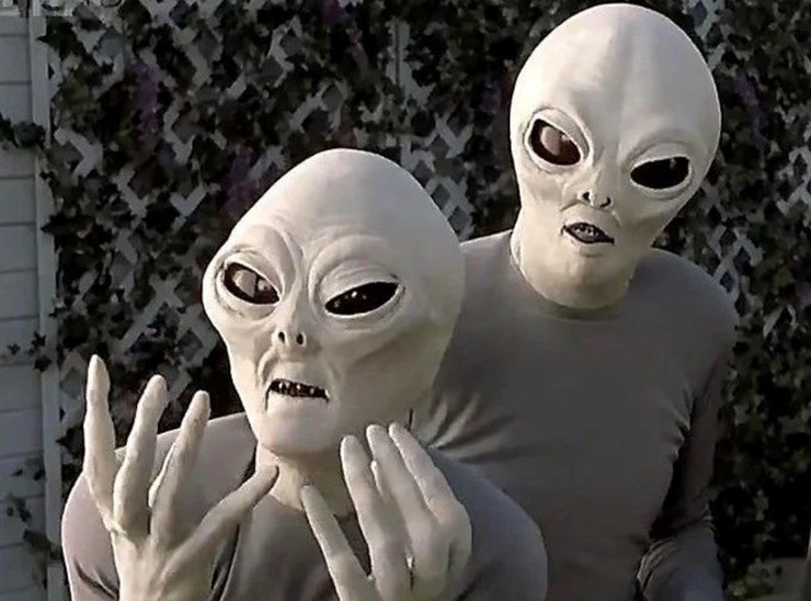 OMniumMedia's tweet photo. Aliens on episode 2022 of “Humans” asking themselves “What’s wrong with these earthlings?!”

Maybe A TEAR IN THE SKY will bring us closer to our understanding of what’s really out there in the Universe...

#ATearInTheSky #CarolineCory #UFO #UAP #UFOTwitter #Disclosure #UFOHumour https://t.co/t1pmGsmOB9