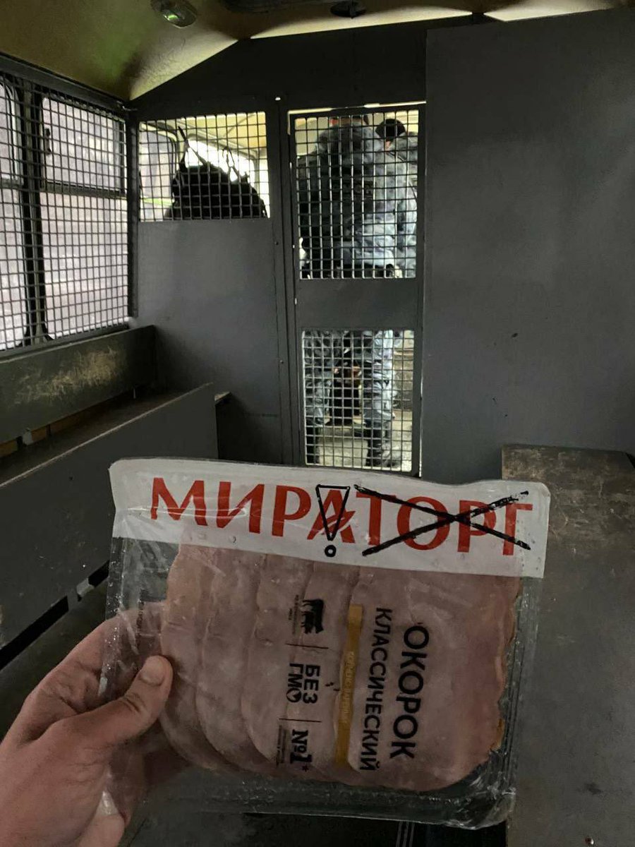 Queraga's tweet photo. Какая же тухлая ебаная страна  па #russia в которой забыли про все свободы и заворачивают человека с колбасой, фу ебаный стыд https://t.co/WmyBgSrJrM
