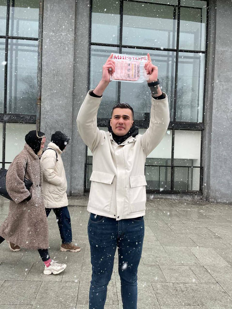 Queraga's tweet photo. Какая же тухлая ебаная страна  па #russia в которой забыли про все свободы и заворачивают человека с колбасой, фу ебаный стыд https://t.co/WmyBgSrJrM