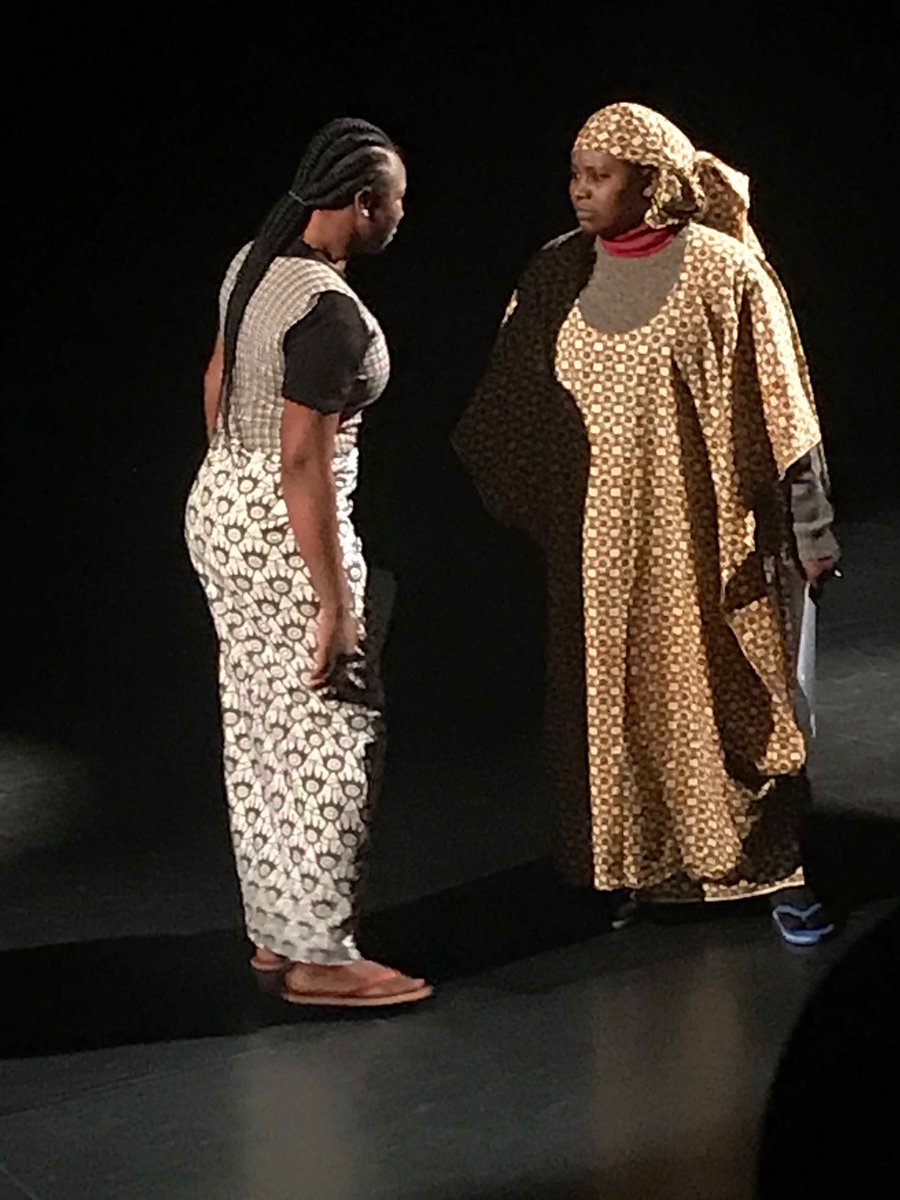 COUSU MAIN,COUPS HUMAINS,lecture assurée avec force par 2 comédiennes,Awa Diassana &amp; Assitan Tangara.Ce texte de Jeanne Diama écrit en partie lors de sa résidence à Reims à l'automne,est puissant,profond,ciselé,rythmé.Jeanne nous parle du viol des femmes en temps de guerre