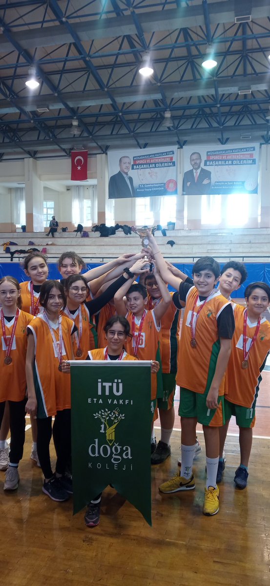 İlimizde düzenlenen okul sporları yıldızlar korfbol turnuvasında, okulumuz 2. olmuştur. Değerli öğrencilerimizi kutlar başarılarının devamını dileriz. @AydinDogaKoleji @aliaykut0909 @psk_ezgidumer <a href="/huseyinbas87/">Hüseyin BAŞ</a>