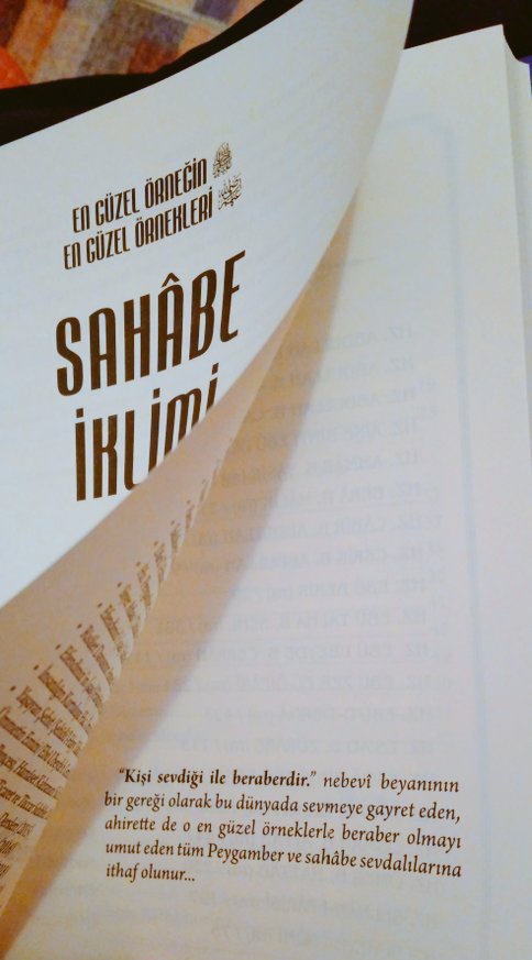 _masumanee_'s tweet photo. "Sahâbe nesli sarsıntı içerisinde olanlara sabit dağlar, yolunu kaybedenlere yol olan nehirler, yönlerini yitirenlere yön gösteren yıldızlardır."
@m_eminyildirim
#Sahabeİklimi https://t.co/Ux76trx97M