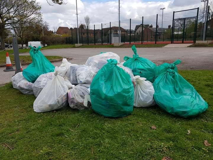 A big thank you to all who came out this morning to collect litter and support the litter pickers by collecting the bags of rubbish.  Thirty bags of litter contributing to Keep Britain Tidy's #BigBagChallenge .Nice to see new faces, families and all three of our CWaC Councillors.