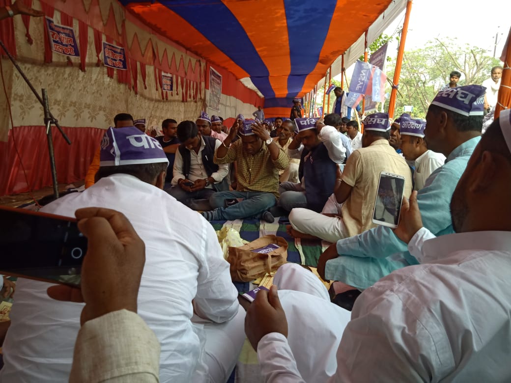 Shashikprasad1's tweet photo. पुरानी पेंशन बहाली, निजीकरण के खिलाफ ,बेरोजगारी, आरक्षण, लोकतंत्र ,रोजी-रोटी पर हमला के विरोध में गर्दानीबाग पटना में आयोजित सफल महा धरना को संबोधित करते हुएl
@Dr_Uditraj 
@RahulGandhi @aiparisangh https://t.co/apu9Pr5As7