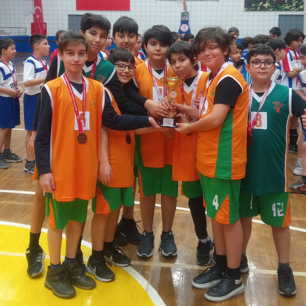 İlimizde düzenlenen okul sporları küçük erkekler voleybol turnuvasında takımımız 3. olmuştur. Öğrencilerimizi tebrik eder başarılarının devamını dileriz. @AydinDogaKoleji @aliaykut0909 @psk_ezgidumer <a href="/huseyinbas87/">Hüseyin BAŞ</a>