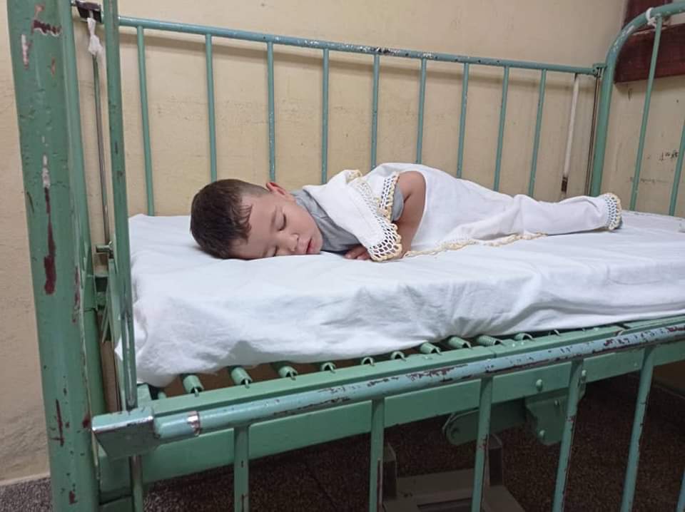 carlos_durades's tweet photo. #SOSCuba 
Niño enfermo q necesita atención médica urgente,no hay jeringuillas ni guantes en los hospitales,no tienen ambulancia,precarias condiciones sanitarias.
Donde el @MINSAPCuba invierte el dinero q se roban de las misiones médicas ?
@DiazCanelB 
https://t.co/HLfHQGRFyT https://t.co/WESgfArfMI
