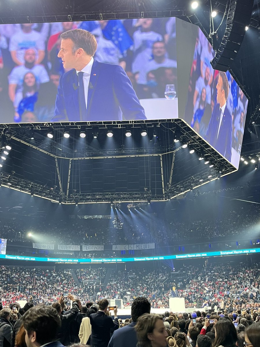 Avec <a href="/najatvb/">Najat Vallaud-Belkacem</a> et <a href="/davidlisnard/">David Lisnard</a> au #MeetingMacron <a href="/EmmanuelMacron/">Emmanuel Macron</a> <a href="/avecvous/">septi widya lestari</a> #EmmanuelMacron #avecvous #AccorArena