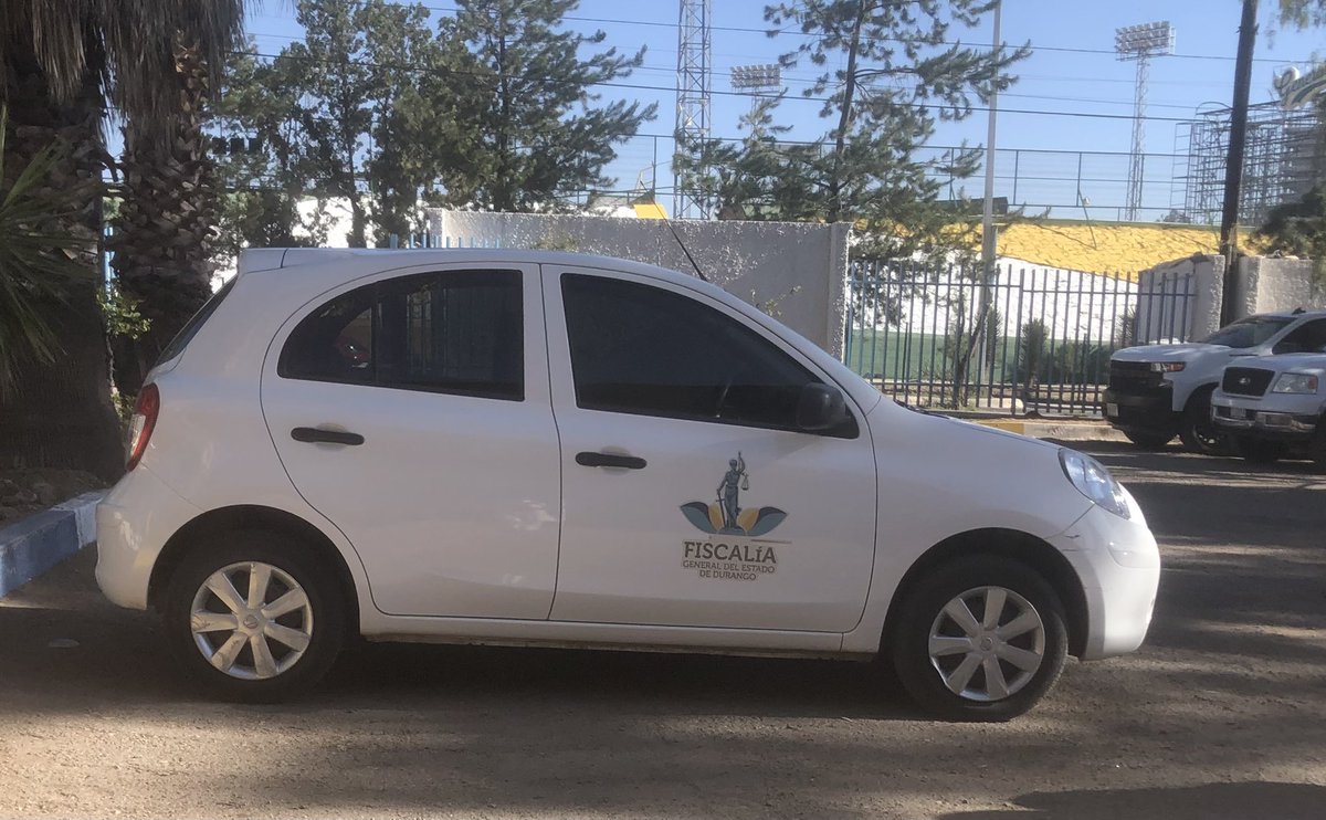 JenniferDLTD's tweet photo. Vehículo oficial, en uso de un estudiante para facilitar asuntos privados. así las cosas, le pregunté y de forma prepotente pues súbelo a tw.  Y pues aquí, haciendo el reporte ccp. @DgoFiscalia https://t.co/S2nN9EdD3H