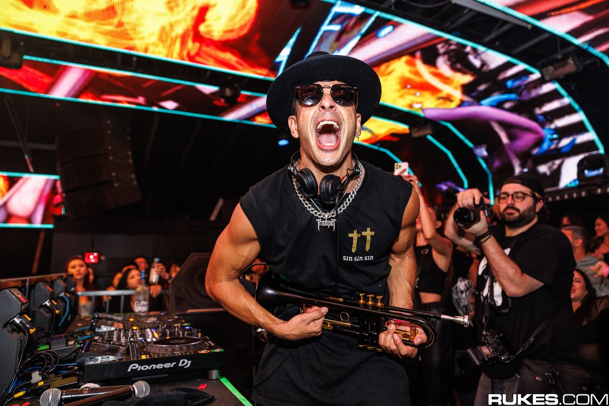 TimmyTrumpet's tweet photo. Last night was fkn sick!! 🔥 
Thank you @Academy__LA 🙌 📸 @rukes https://t.co/V85Ep3q1yI