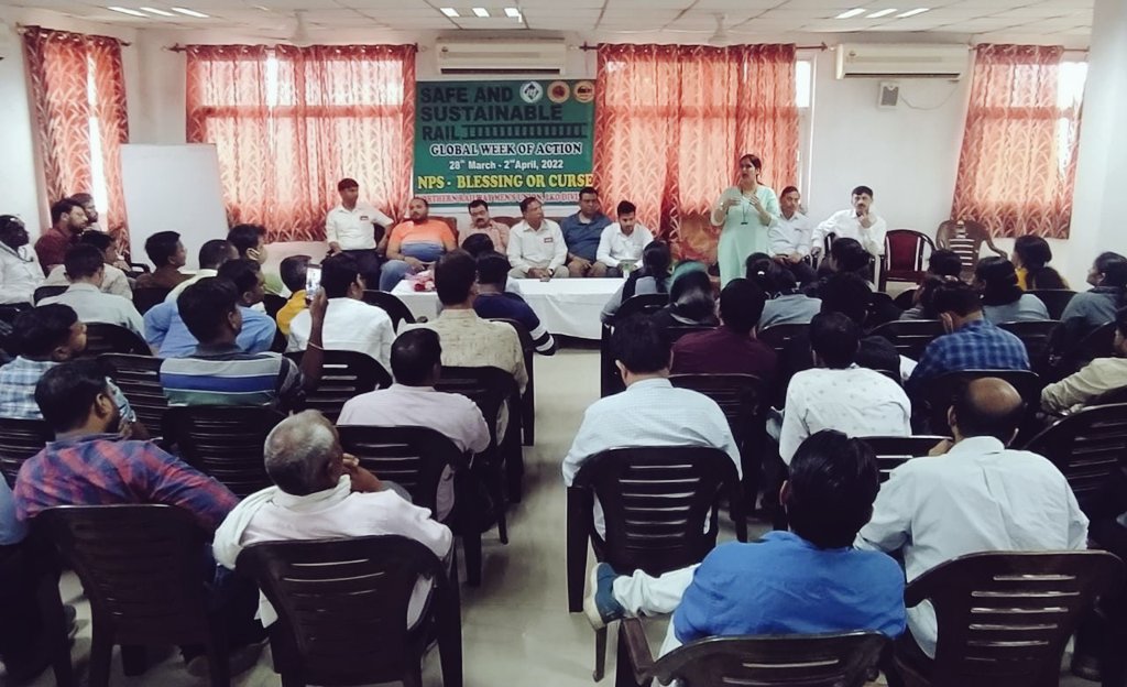 dsnrmulko_2003's tweet photo. On call of AIRF &amp; @ITFglobalunion NRMU LKO Div.organized seminar - 'NPS- Blessing or Curse',was adressed by @Shivagopalmish1, @dsnrmulko_2003, @Vivekavi2 &amp; many experts. Similar workshops were held by RBL,PRG &amp; AYC branches.NPS was condemned &amp; OPS demanded for sustained railway. https://t.co/wqRYz6ue92
