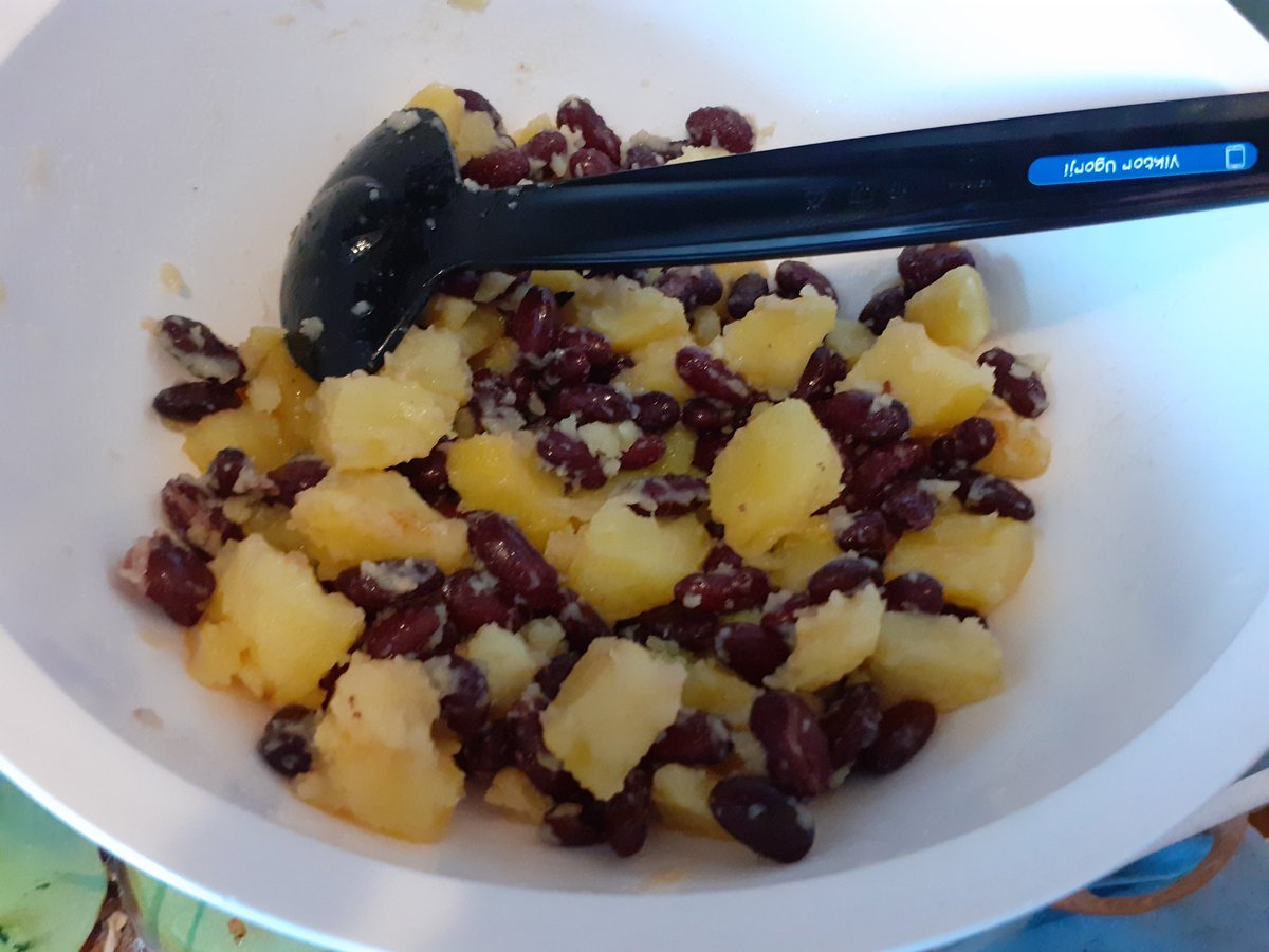 TammaJaOri's tweet photo. @Skadijs @SimplySteffen Kartoffeln braten und mit Bohnen mischen #CoCooking https://t.co/qr2FAk2uCU