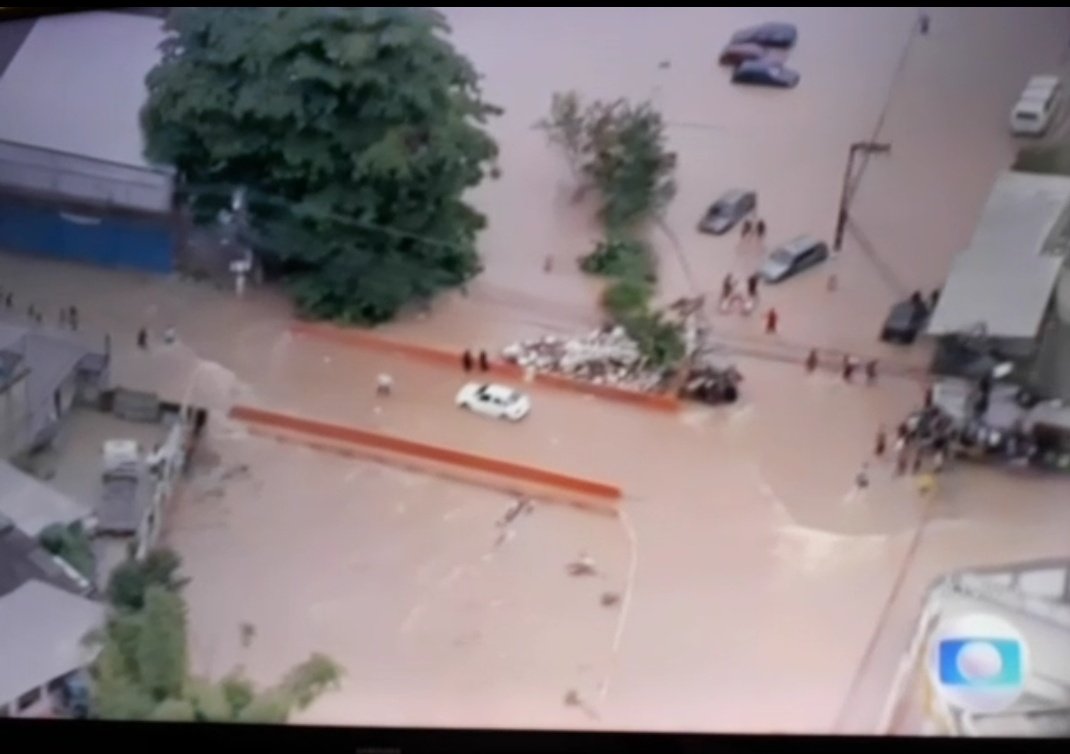 cidadao_urbano's tweet photo. As imagens do transbordamento do #RioBotas em Belford Roxo / Nova Iguaçu, deixando dezenas de ruas alagadas, desde a madrugada até o momento (imagens #RJ1), é inacreditável! https://t.co/TS8Jja3fdZ