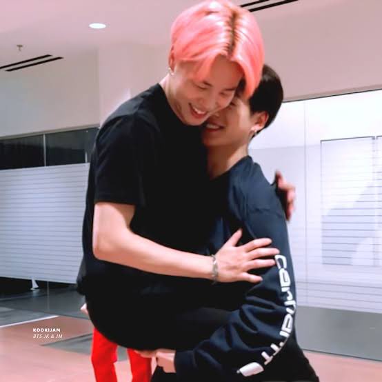 13PJMOON's tweet photo. •#MINGUKKIE #JIKOOK #KOOKMIN• 

"¿¿estás celosa?? sigue estando celosa. Todavía me aferraré a jiminie”

😭😭😭😭😭 https://t.co/UTF6FSit0V
