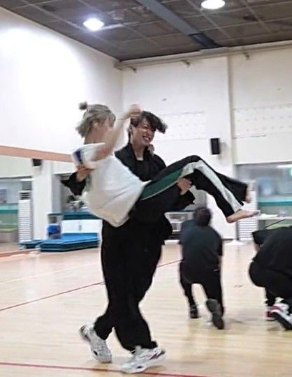 13PJMOON's tweet photo. •#MINGUKKIE #JIKOOK #KOOKMIN• 

"¿¿estás celosa?? sigue estando celosa. Todavía me aferraré a jiminie”

😭😭😭😭😭 https://t.co/UTF6FSit0V