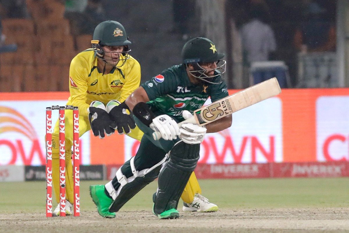 Imam-ul-Haq brings up his fifty with a single. This is his 11th in ODIs. PAK 133/1 (23.4 overs) Target: 211 Imam 50* Babar Azam 64* #ARYSports #PAKvAUS #BoysReadyHain