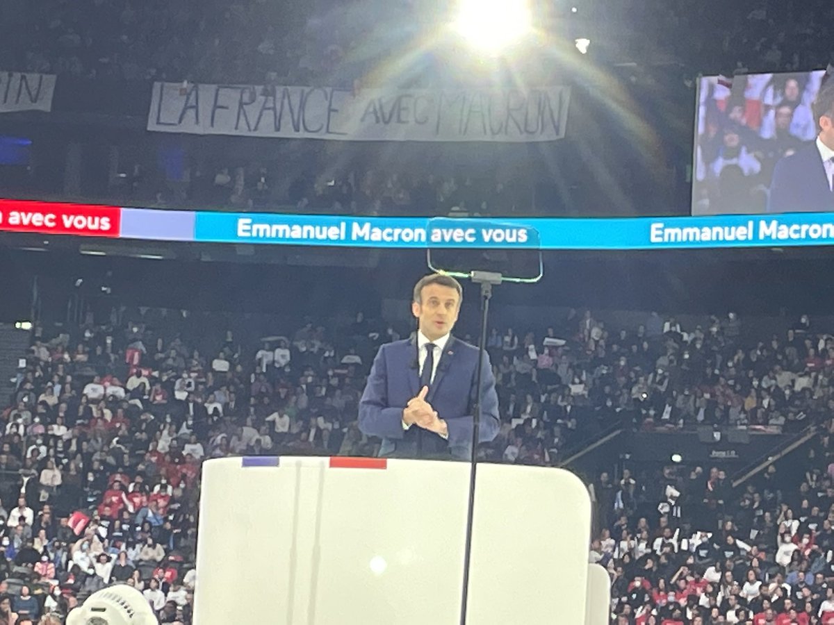 RoyerPerreaut's tweet photo. #MacronArena 30000 militants, sympathisants survoltés @EmmanuelMacron pour entendre un projet puissant , fédérateur, réformateur, moderne pour la France et les français. https://t.co/YTyBuHPcem