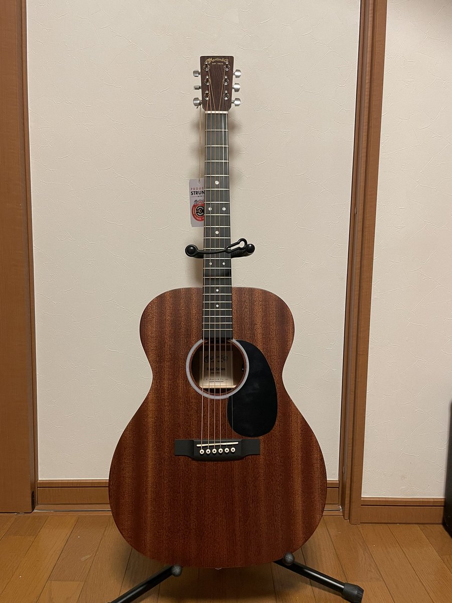 mimimi5cat's tweet photo. 今日念願の #Martin を購入しました！あの広田さんからあの方々の楽しいお話聞を聞きつつ、ど初心者にもわかりやすく弾きやすいギターを選んで頂きました。その中から私に合ったものが000タイプのこの子です🌟遠い昔に挫折したギターをまたチャレンジします！
#クロサワ楽器　
#御茶の水駅前店 https://t.co/hj1r5HIAjQ