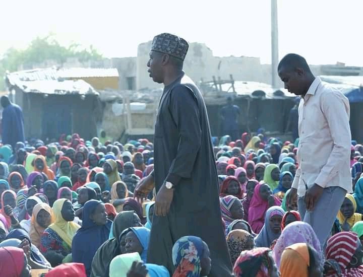 _mai_daraja's tweet photo. HE Prof Babagana Zulum starts Ramadan from Mafa; shares N76m cash, food to 15,327 persons. 💜💜💜 @ProfZulum https://t.co/ySJrOoIrl5