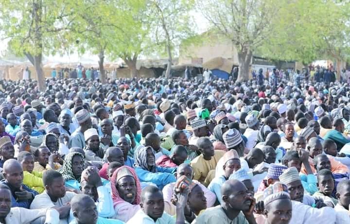 _mai_daraja's tweet photo. HE Prof Babagana Zulum starts Ramadan from Mafa; shares N76m cash, food to 15,327 persons. 💜💜💜 @ProfZulum https://t.co/ySJrOoIrl5