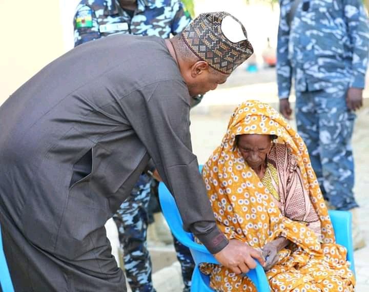 _mai_daraja's tweet photo. HE Prof Babagana Zulum starts Ramadan from Mafa; shares N76m cash, food to 15,327 persons. 💜💜💜 @ProfZulum https://t.co/ySJrOoIrl5