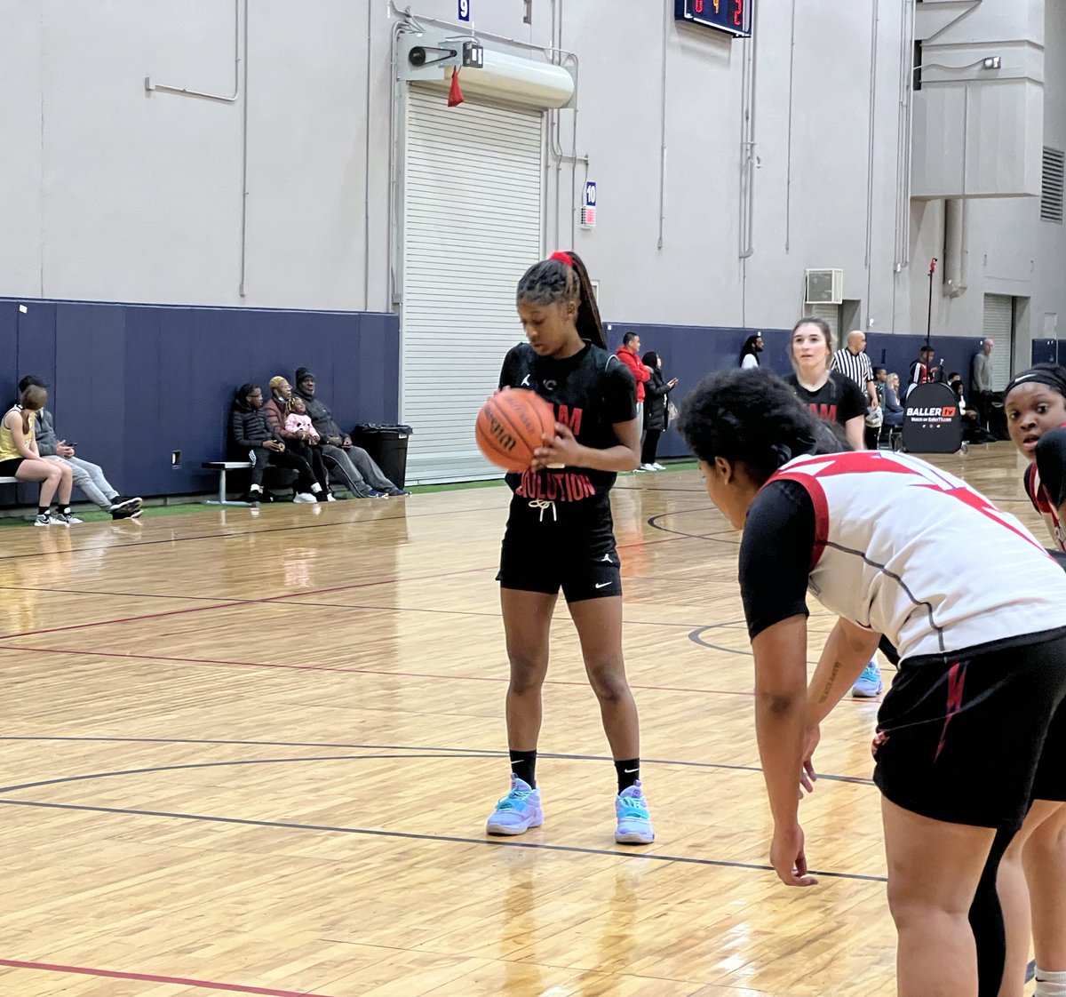 BarlowLegacyENT's tweet photo. @teamevounited 2024 is a wing/guard heavy team. What they lack in size on the interior they make up for on the perimeter. Devin Harris and ‘25 Damariona Branch have been aggressive towards the rim plying through contact. #victoryregionkickoff https://t.co/YY8cpI8Dnc