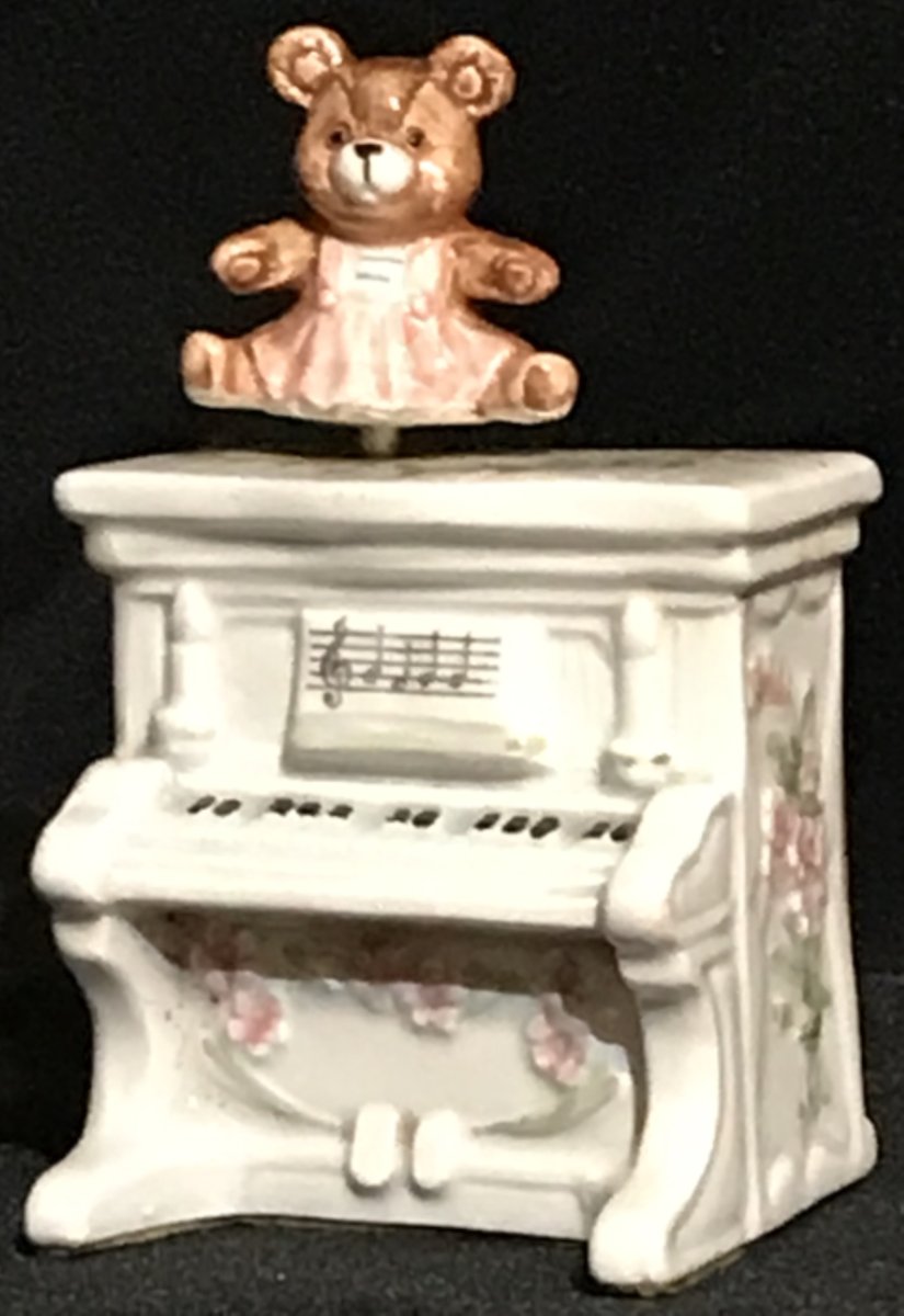 FiveDollarFurgy's tweet photo. #Furgy - Vintage #Schmid No. 254 #Ceramic Musical #Figurine - "The #Entertainer" - 1983 - The Wind-Up #Collective, #Eugene #Oregon
#etsystore #etsy #EtsyShop #vintage #antique #unique
https://t.co/oFjdCLdRab https://t.co/NeBSieFoYI
