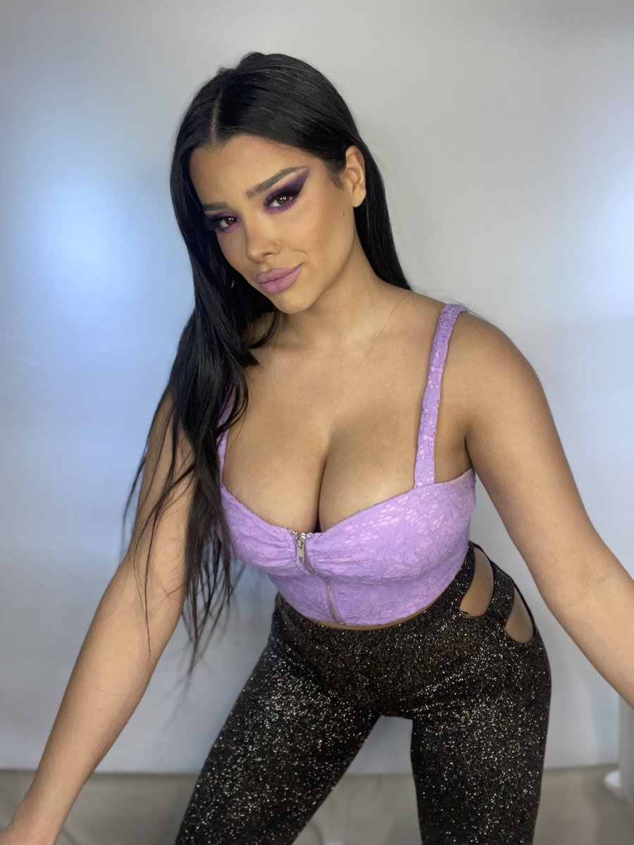 pour_aya's tweet photo. I think purple is my favorite colour 💜🙈 What’s yours?
Oh and btw, do you like my glitterpants?🙈🤭✨
#purpleismyfavoritecolor #purpletop #purplemakeup #purplemakeuplook #purplemakeup💜 #glitterpants #sparklypants #glitteroutfit https://t.co/M7G46hxM7E