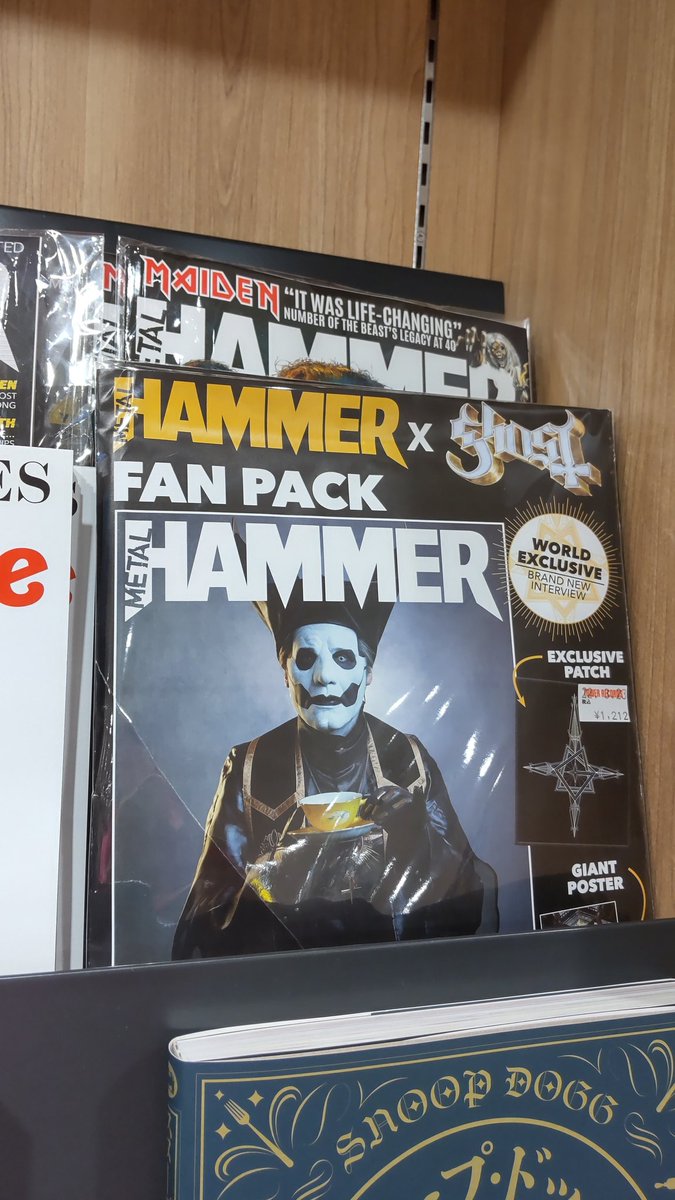 pinkwapunk's tweet photo. METALHAMMER×Ghost FAN PACK がタワレコ渋谷にだけ置いてあるみたいだったので実物を確認してきた。
パッパとお茶をしばきました、みたいな表紙ね。 メタルハマージャパンでも次号の表紙に如何でしょうか!
#ghost #ghostimpera #thebandghost #metalhammerjapan https://t.co/Qi9dQno6LI