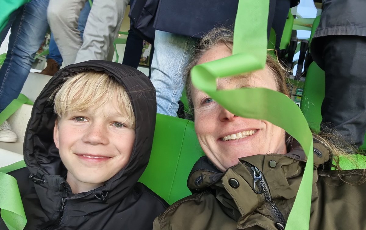 Danielle_Bkkrng's tweet photo. Na mooie bijeenkomst over de voortgang van @TToekomst in de box van #FCgindeMaatschsappij, nu de wedstrijd! En @fcgroningen staat voor met 1-0, dat maakt de koude wind meteen een stuk draaglijker 😎
#ComeonFC https://t.co/Q66xqtgv77