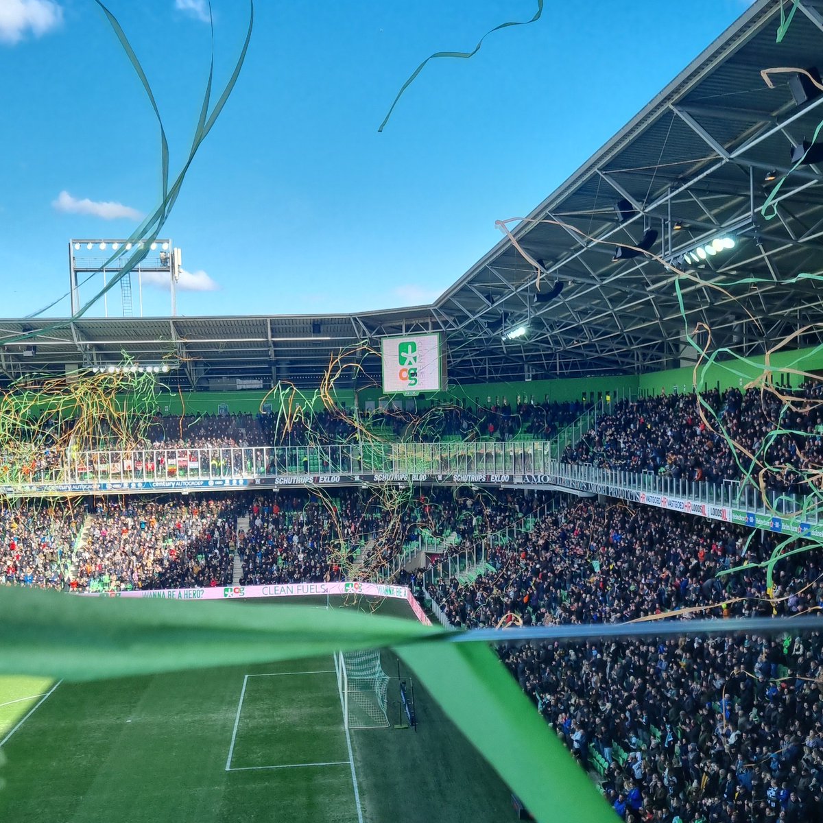 Na mooie bijeenkomst over de voortgang van <a href="/TToekomst/">Tijd voor Toekomst</a> in de box van #FCgindeMaatschsappij, nu de wedstrijd! En <a href="/fcgroningen/">FC Groningen</a> staat voor met 1-0, dat maakt de koude wind meteen een stuk draaglijker 😎
#ComeonFC