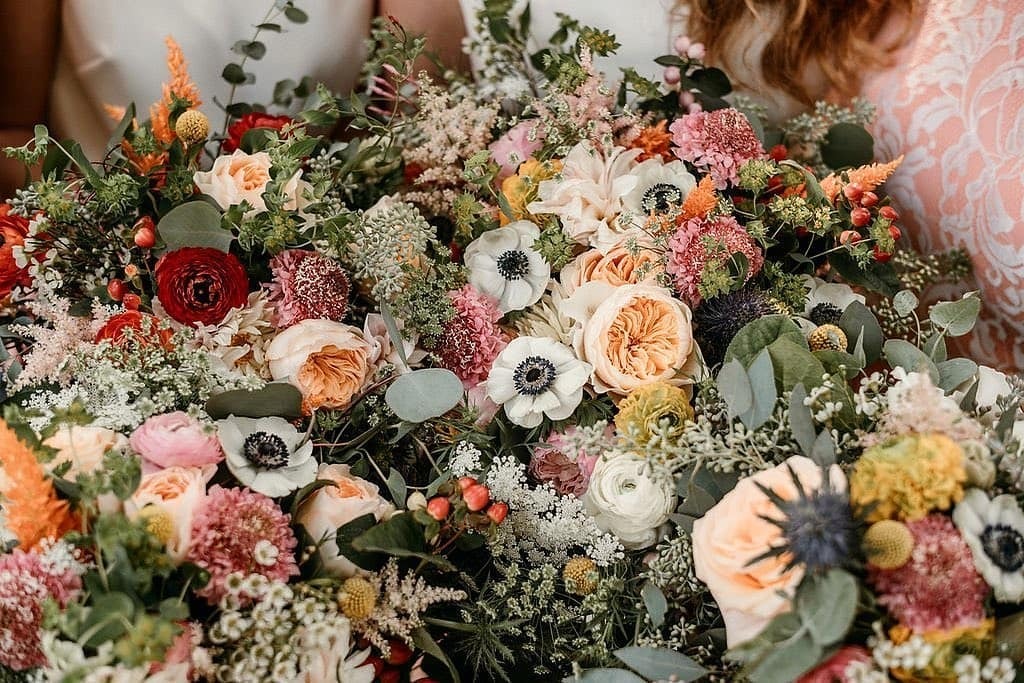 luxuryxweddings's tweet photo. An explosion of texture and gorgeous colors! Stunning floral bouquets by @artiemisiastudiosmn 💐
Repost + Florals: @artiemisiastudiosmn
Photography: @ericlundgren
#floraldesign #floraldesigner #todaysluxuryweddings #luxuryweddings #weddingfloral #weddingflorals #designf… https://t.co/7eKaqzV2iM