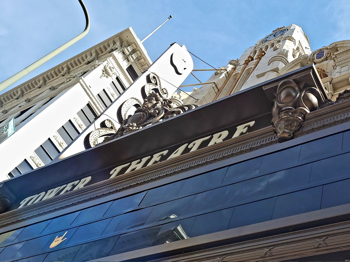 Lisa_FM's tweet photo. Downtown #LosAngeles daytime walking tour with my #radio #broadcasting buddy Judy. The Herald Examiner building designed by #architect Julia Morgan is now home to @Cronkite_ASU + the Tower Theatre is an @apple store #dtla #historiccore #artdeco #architecture https://t.co/6hU8fTUJD7