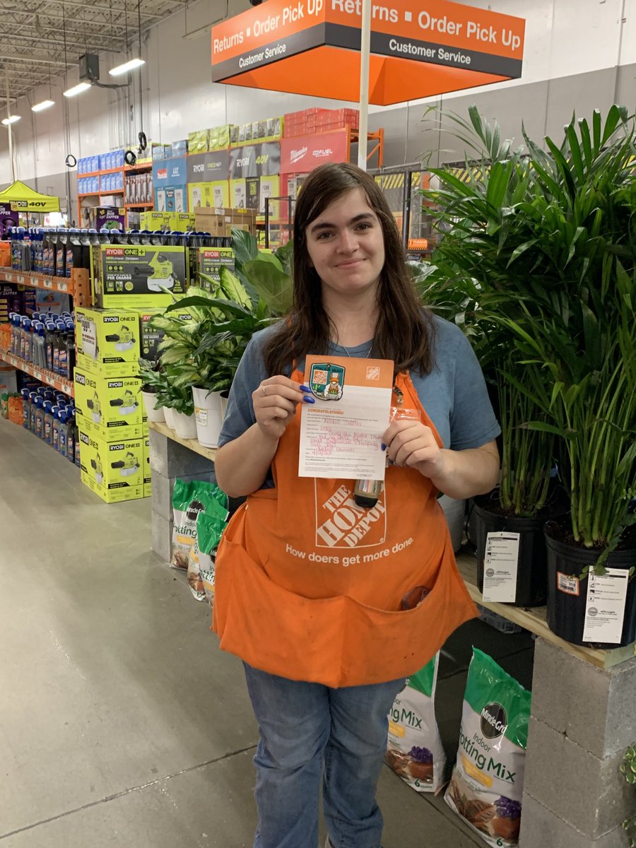 Kristen went above and beyond in helping a customer who needed a personal shopper to help him get the things he needed! Very inspiring! 🧡🧡 ⁦<a href="/JarrodFarmer4/">Jarrod Farmer</a>⁩ ⁦<a href="/idrissi_mary/">mary el idrissi</a>⁩ ⁦<a href="/sutton3409/">Justin sutton</a>⁩ ⁦<a href="/CjZoo27/">Cynthia Lessard</a>⁩ ⁦<a href="/FloresACesar/">Cesar Flores</a>⁩