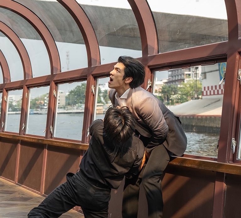 duckr_y's tweet photo. ในเรื่องก็บอกตรงๆ ว่าคินน์ไม่ได้อยากได้พอร์ชมาเป็นบอดี้การ์ดตั้งแต่แรก เป็นพ่อต่างหากที่อยากได้ พูดดีๆแล้วพอร์ชไม่มาก็ตีหัวให้มันมาซะส ิสู้กันสูสีมาก แลกกันไปคนละหมัด ฉากจับหรือต่อยเป้านั่นอะ สะดุ้งแรงมาก เจ็บแทนคินน์เลย #KinnPorscheEP1 https://t.co/8dAM5OIqOB