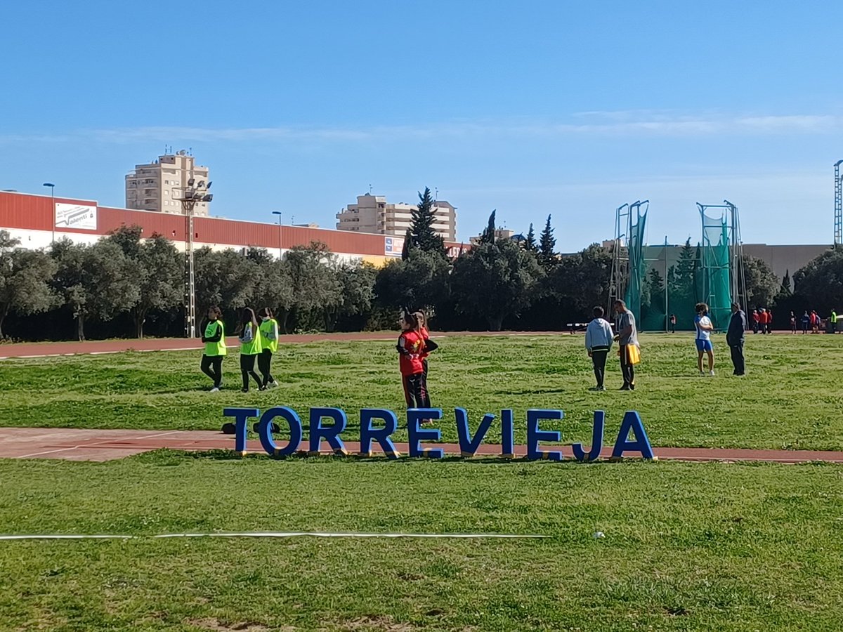 box_diana's tweet photo. Comenzamos la tarde con más de 450 atletas preprados para realizar sus pruebas del Control Provincial por equipos de #Atletismo Sub-14 de los JUEGOS ESCOLARES de la Comunidad Valenciana.
Disfrutando de este deporte!!!!👏👏
Mucha suerte a TODOS!!👍👍👍
#torreviejaesdeporte 
#facv https://t.co/55g4nVP6I6
