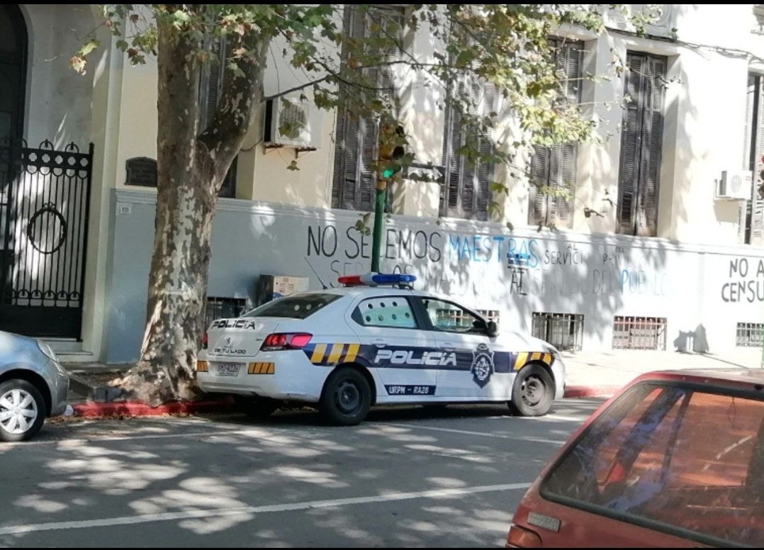 Hoy sábado, estudiantes de magisterio estaban realizando una pintada, les pidieron los datos y que tenían que ir a declarar bajo amenaza de desacato, fueron a jefatura y firmaron.  

El gobierno criminaliza la protesta social y recorta la libertad de expresión.